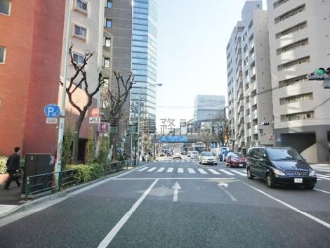 前面道路左手は首都高速が通っております