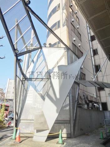 メッシュ素材を多用した建築デザイン