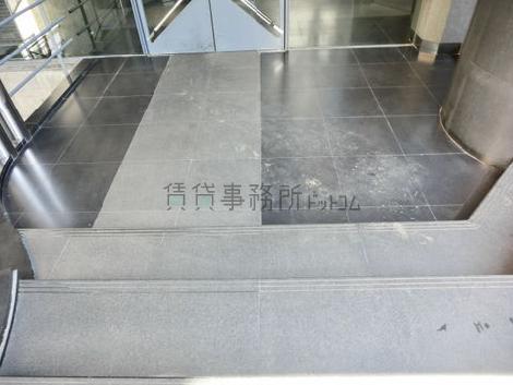 玄関までに2段ほどの小さな段差があります