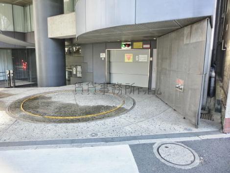 建物右手に立体駐車場が完備されております