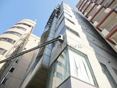 玄関前から見上げた外観