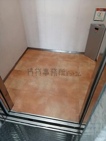 エレベーター内部