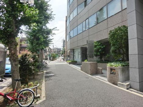 正面の歩道は広々としています