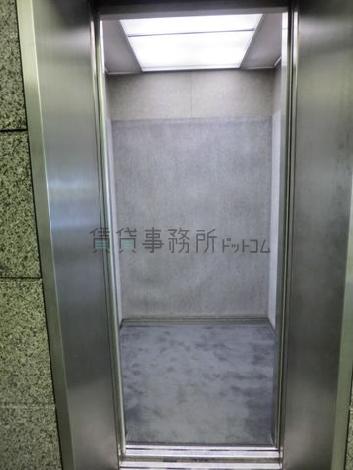 すっきりとしたゆとりあるカゴ内