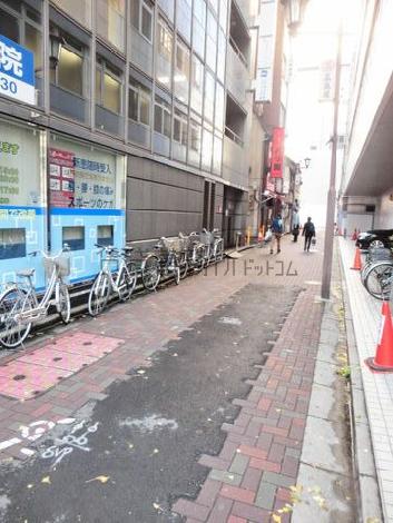 正面玄関口のある側道エリア