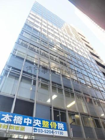 周囲の景観を綺麗に反射する側面