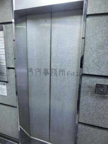 エレベーターの乗り場前