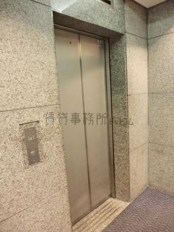 エントランス内にあるエレベーターです