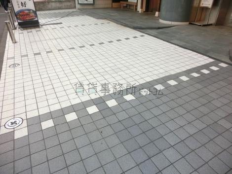 敷地内に３台ほどの駐車スペースがあります