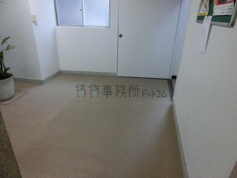 エレベーター前のエントランス風景です