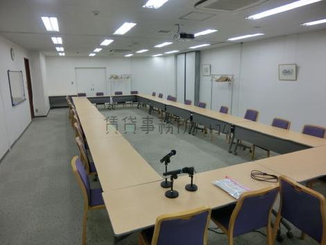 地下に貸会議室あり