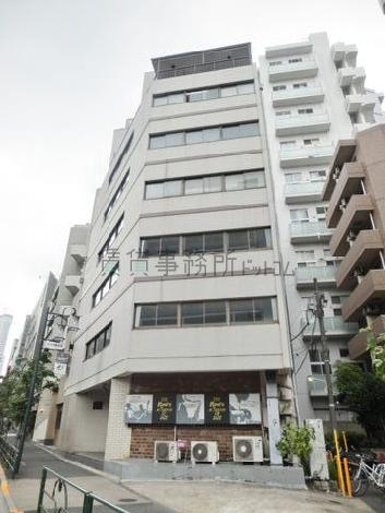 Y字路角地に建つ物件