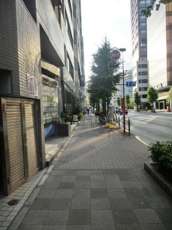 物件前の歩道
