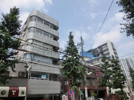 通り沿いにはビルが並びます