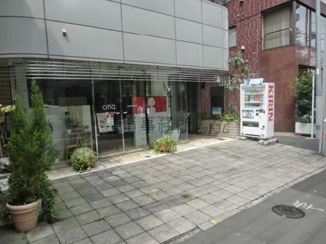歩道と建物との間にスペースがあります