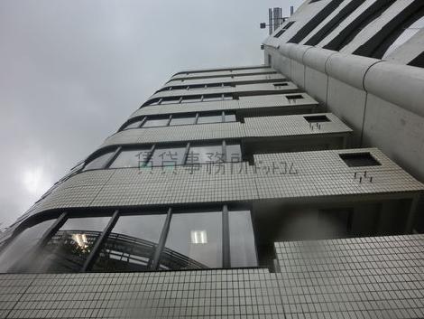 タイル張りの外観です