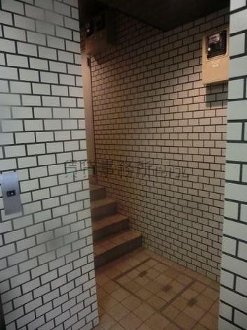 エレベーターの脇にあります