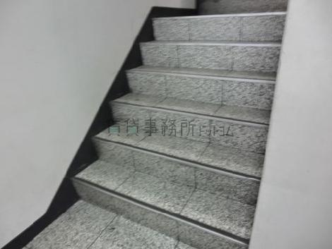 エレベーター奥にあります