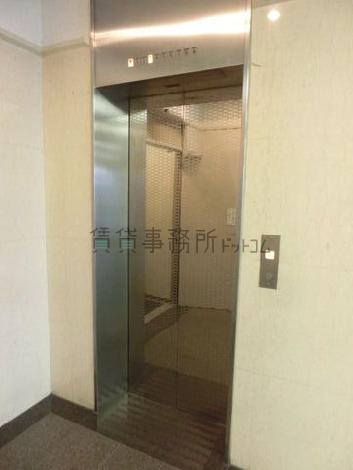 鏡面仕上げのエレベーター扉