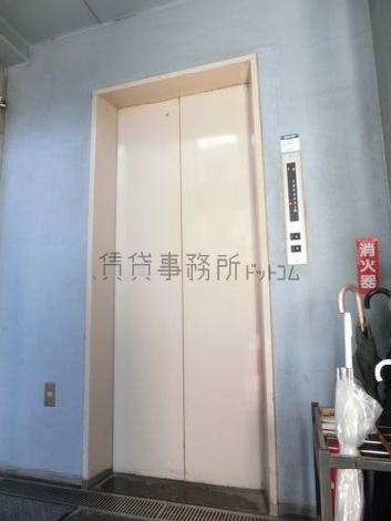 エレベーター乗り場前
