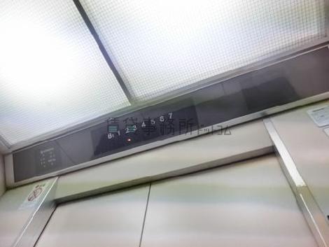 エレベーター内を明るく照らしてくれる天井照明