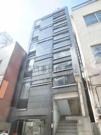 玄関前から見上げた外装