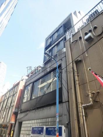 ガラス窓を大きく配置した背面側