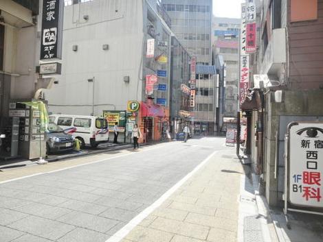 綺麗に舗装された玄関前通り