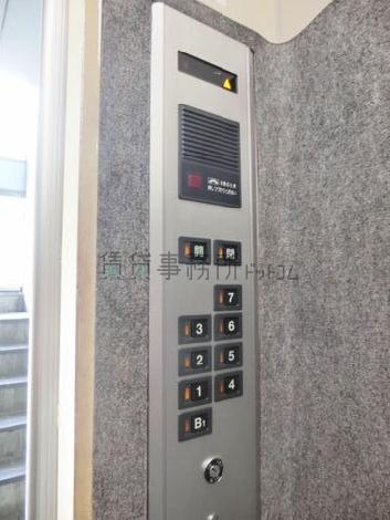 エレベーター内の操作パネル