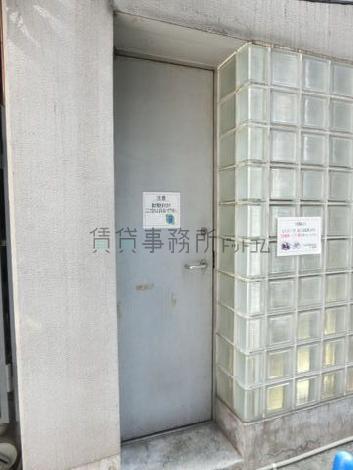 背面の通用口前