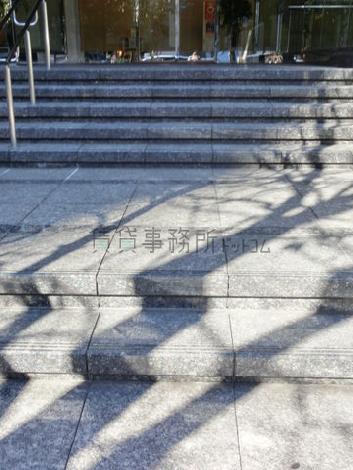 玄関前に段差があります