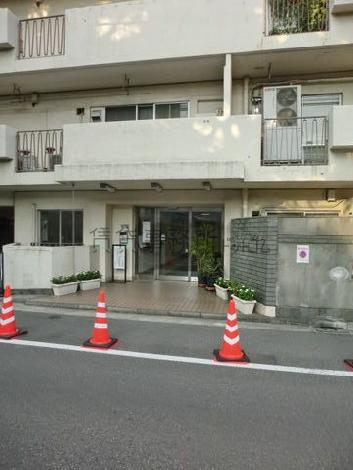 玄関内の左手に管理人室があります