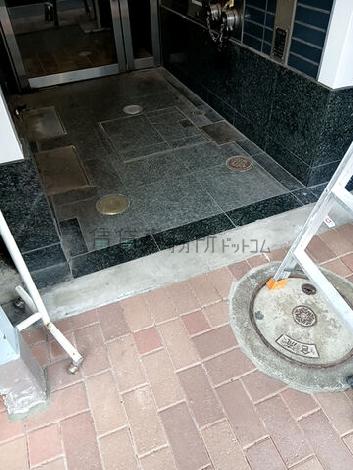 正面玄関前　段差
