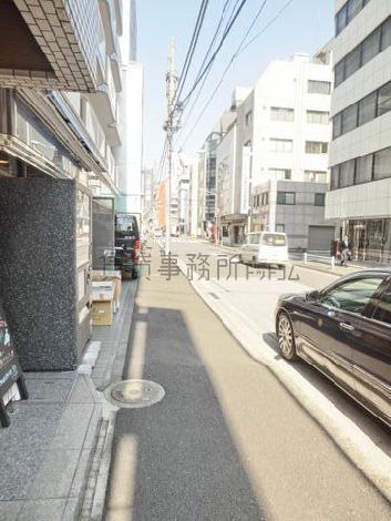 明るい公道沿いです