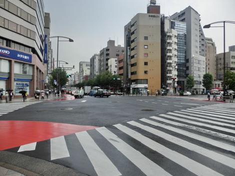 目の前の交差点です