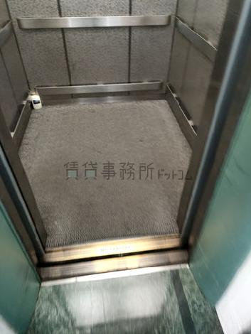 エレベーター内部