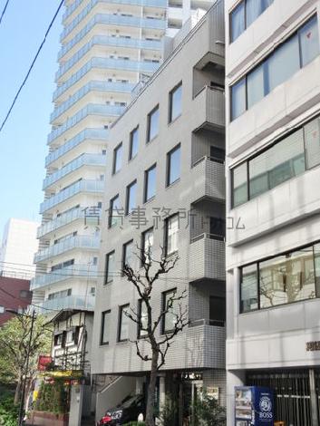 周辺もビルが建ち並びます