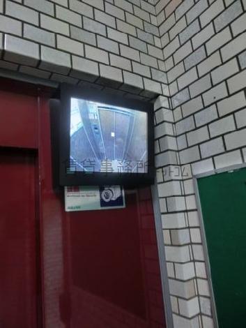 エントランスにはエレベーター室内ディスプレイ
