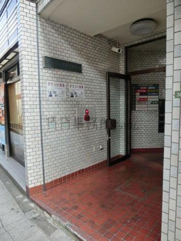 コンパクトな入口です