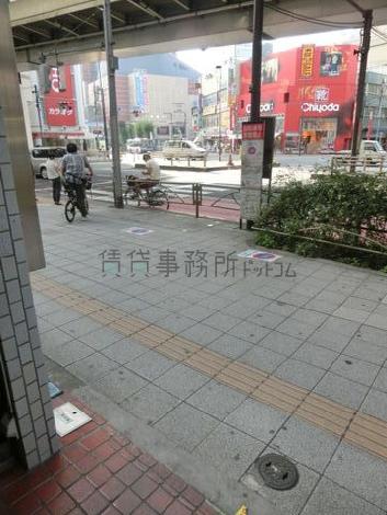 入口付近より交差点を撮影