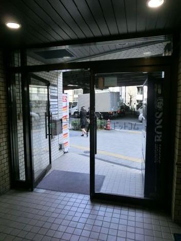 入口は大きめの扉です
