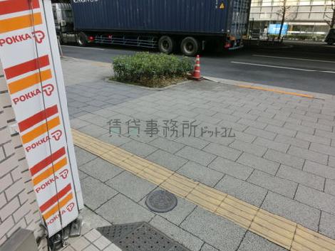 ビル前の通り