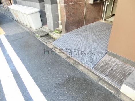 緩やかな傾斜を用いた床面