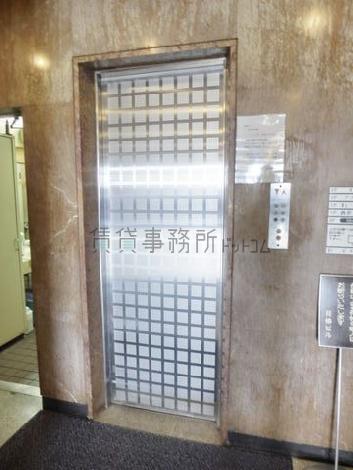 正方形の模様が施されたエレベーター扉