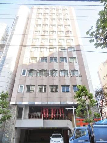 整然と配列されたガラス窓