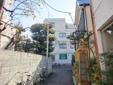 代々木上原駅から至近の裏路地に面しております