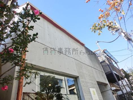 ビルを見上げた様子
