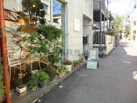 住宅街の一角にございます