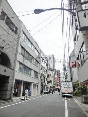 人通りのある道路