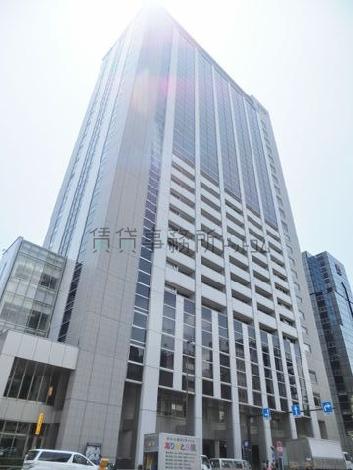 ガラス面を多用した外装